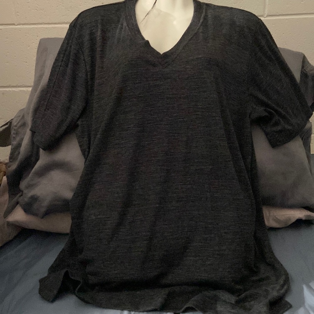 Men’s ALO Yoga V-Neck Tee